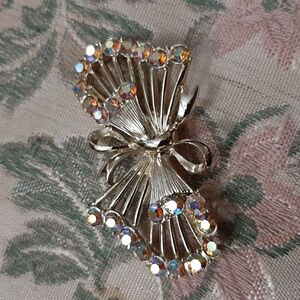 VINTAGE 1950 Elegant  Bow Brooch with Iridescent Gems